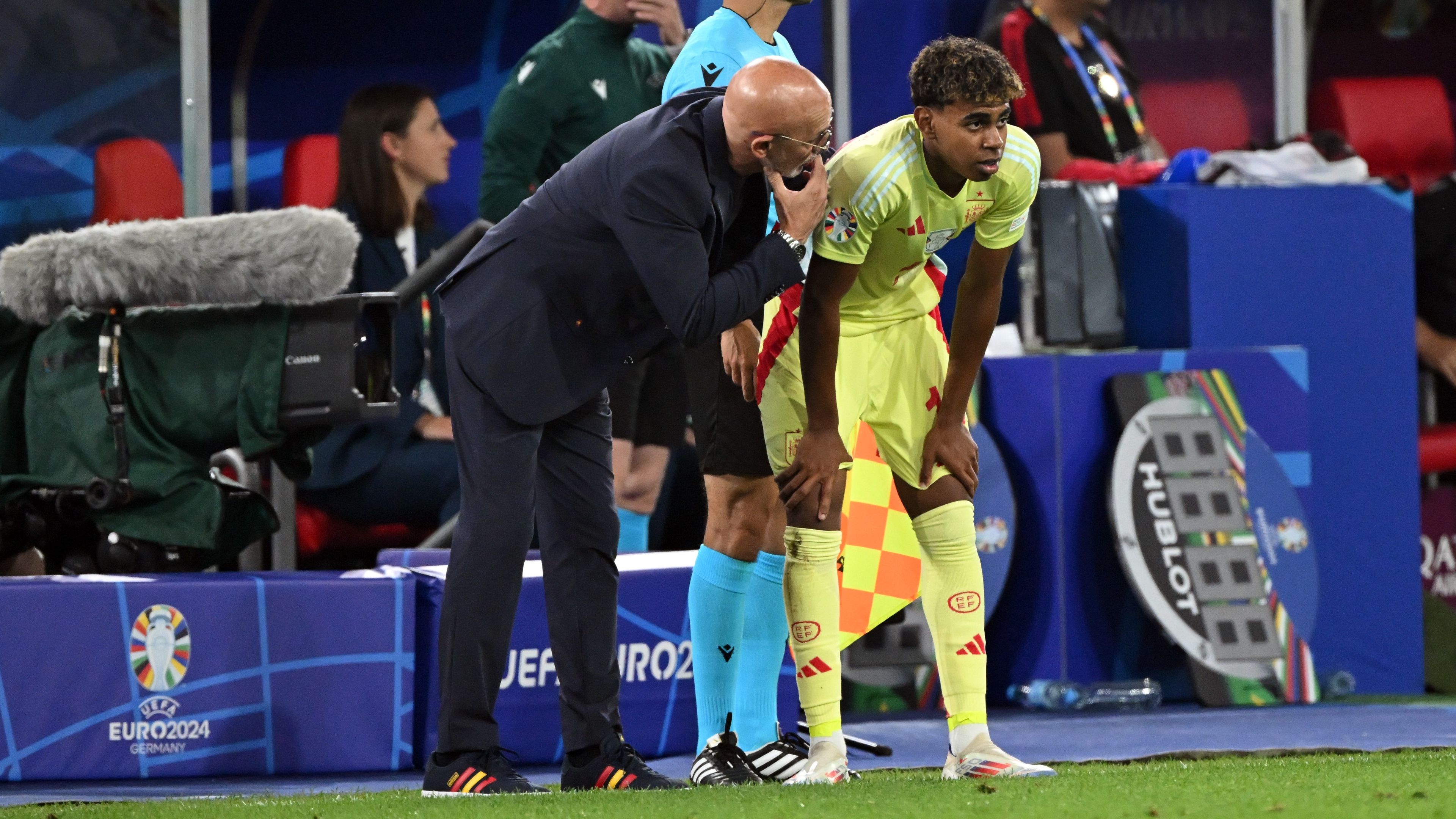 Luis de la Fuente előszeretettel támaszkodik a fiatalokra, Albánia ellen Lamine Yamalt is ellátta jó tanácsokkal. (Fotó: Getty Images)