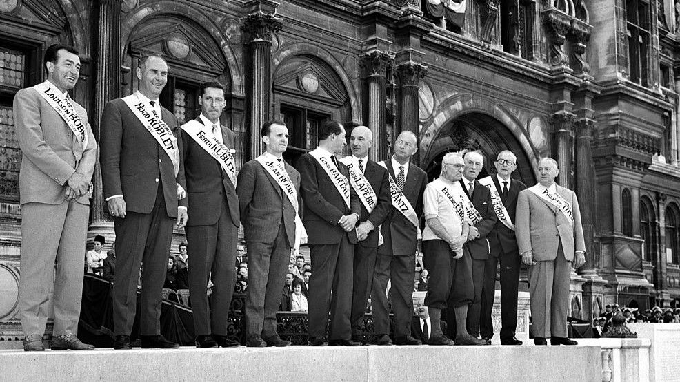1955-ben Párizsban köszöntötték a Tour korábbi nagy bajnokait. CriCri (jobbról a negyedik, zakó nélkül) a kakukktojás, mert ő soha nem nyerte meg hivatalosan a körversenyt (Fotó: Getty Images)