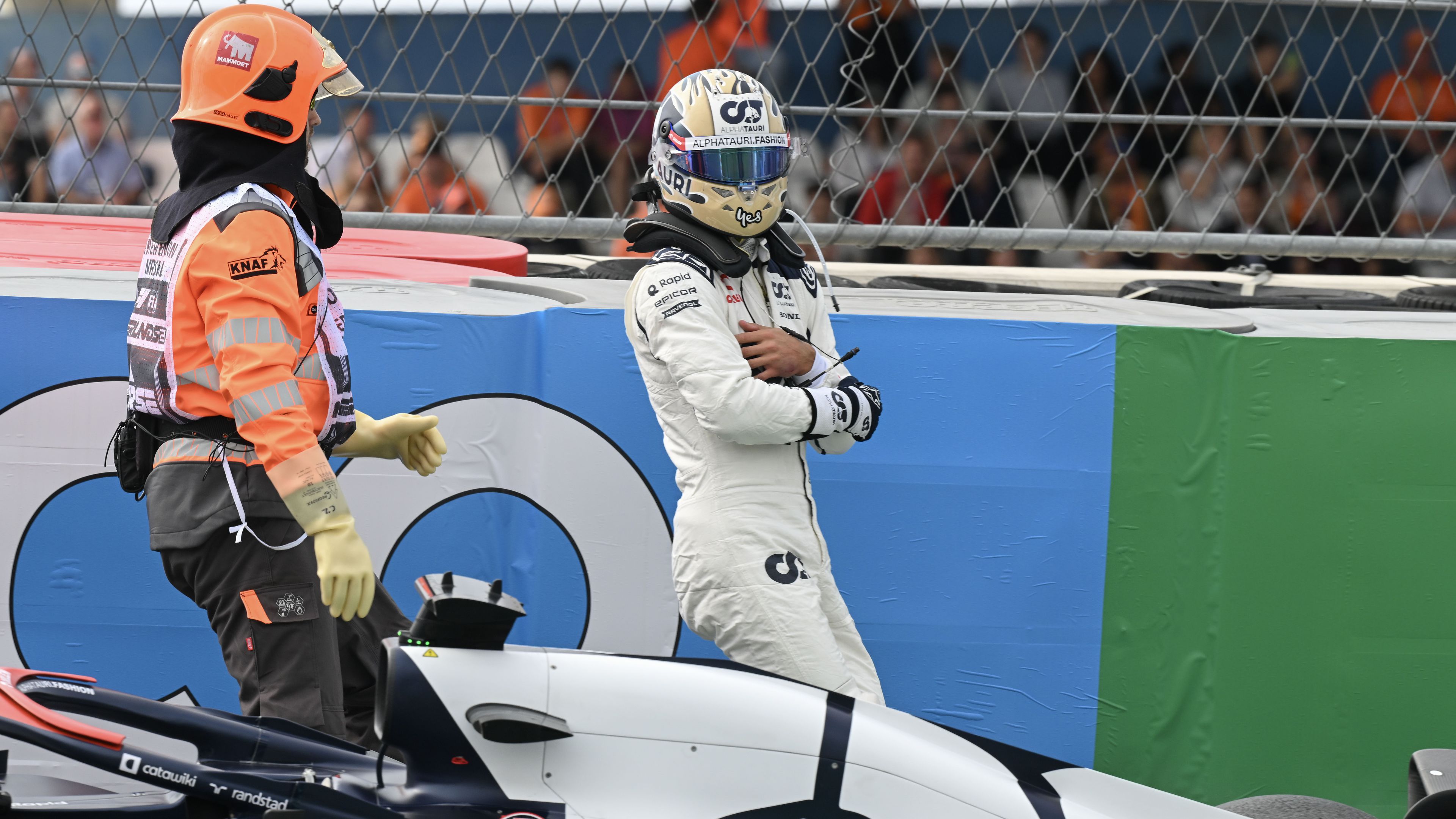Daniel Ricciardo a bal kezét fájlalta miután a falnak ütközött a második szabadedzésen