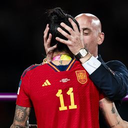 Dagad a botrány: a teljes spanyol keret lemondta a válogatottságot; a szájon csókolt játékos cáfolt