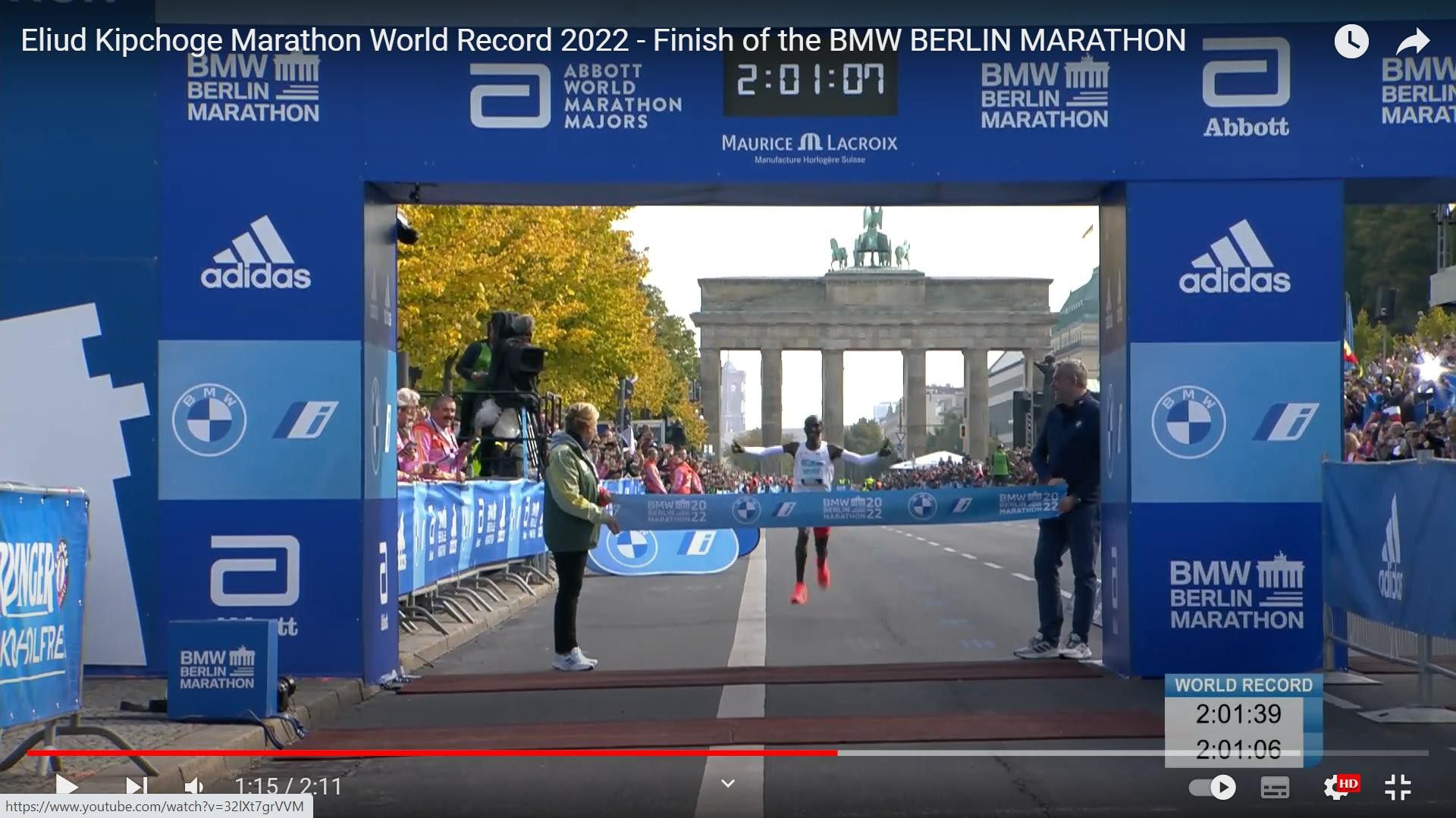 Még két másodperc és megvan az új világcsúcs. Fotó: youtube/Berlin Marathon