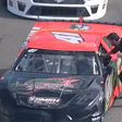 Kiugrott az autóból, és ököllel ütötte ellenfelét a NASCAR-pilóta – videóval