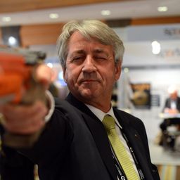 Furcsa helyzet: az elnök hiúsága mentheti meg a sportágat