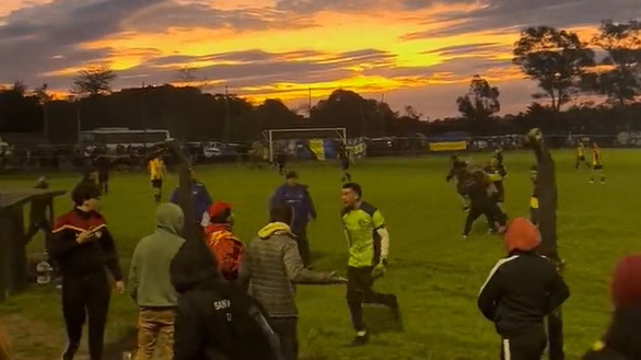 Gyönyörű naplementében verekedtek a szurkolók a focistákkal – videóval