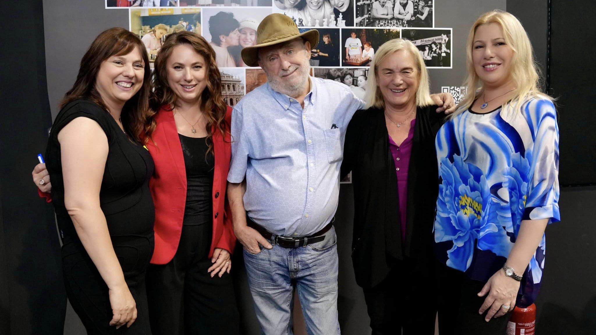 Minden idők leghíresebb és legeredményesebb sakkcsaládja (balról): Zsófi, Judit, a cowboy kalapos László, Klára és Zsuzsa (Fotó: Instagram/Susan Polgar)