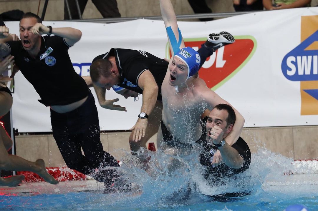 Tipikus pólós ünneplés a bajnoki arany után: a fürdőnadrágos játékosok és a felöltözött edzők együtt vetik magukat a vízbe (Fotó: Instagram)