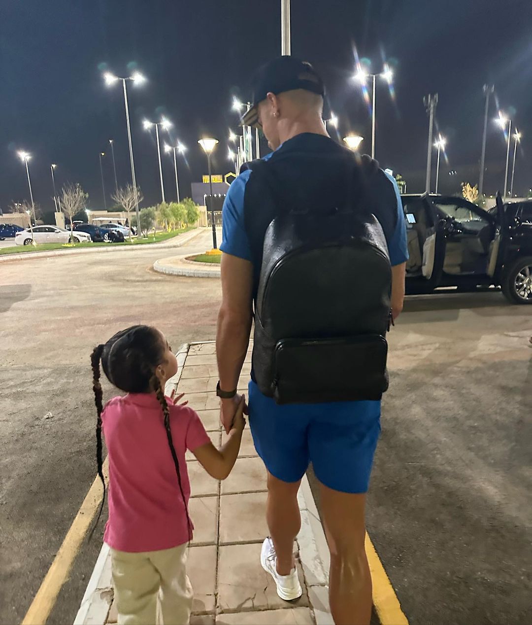 A meccs után apa és lánya kézenfogva távozott a stadionból