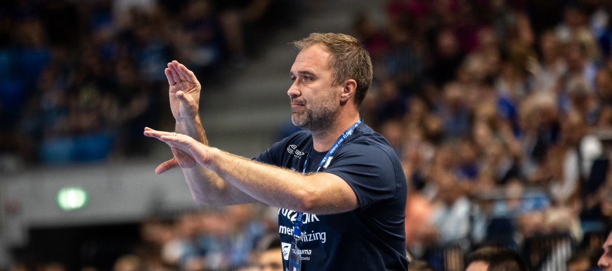 Michael Apelgren aggódik az újabb vereség után (Fotó: pickhandball.hu)