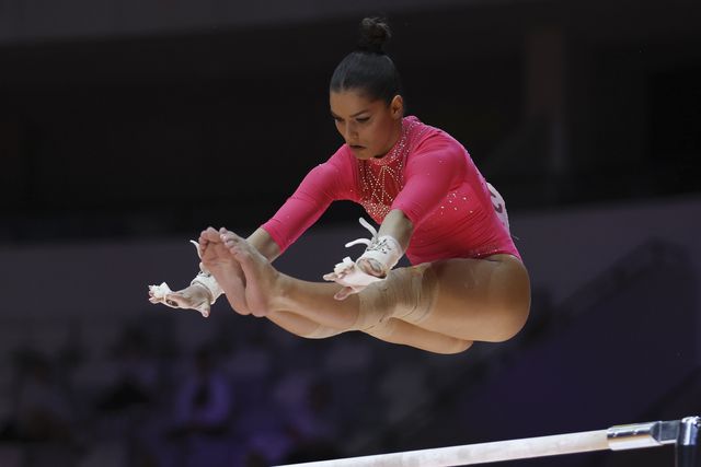 Székely Zója a szeren döntött úgy, hogy az eredeti leugrásával fejezi be a gyakorlatot, az érkezésbe sajnos nem is tudott beleállni (Fotó: MTI)