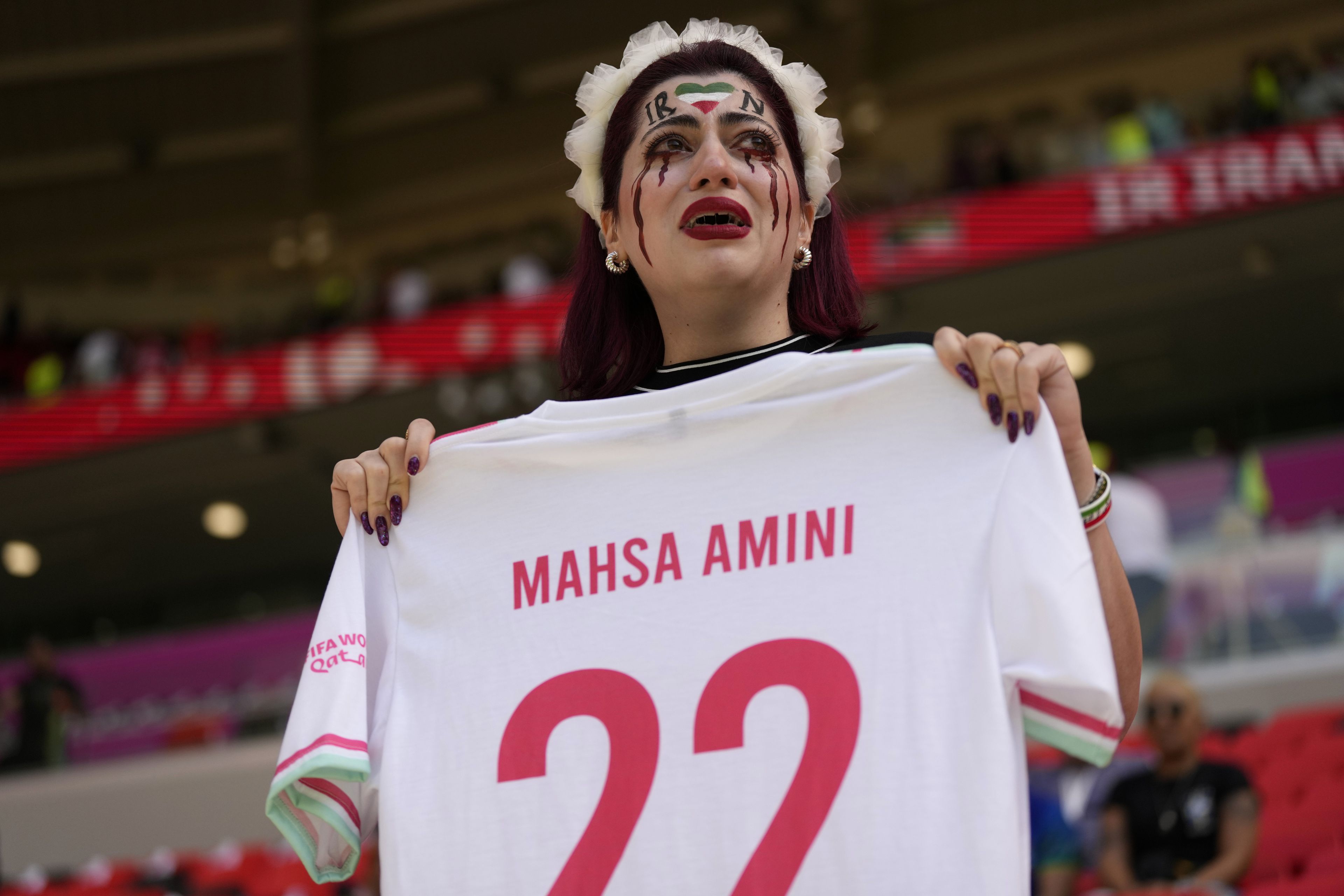 Az iráni tüntetéseket kiváltó halálesetre utal egy Iránnak szurkoló nő a katari labdarúgó-világbajnokság második fordulójában, a B csoportban játszott Wales-Irán mérkőzésen / Fotó: MTI/AP/Alessandra Tarantino