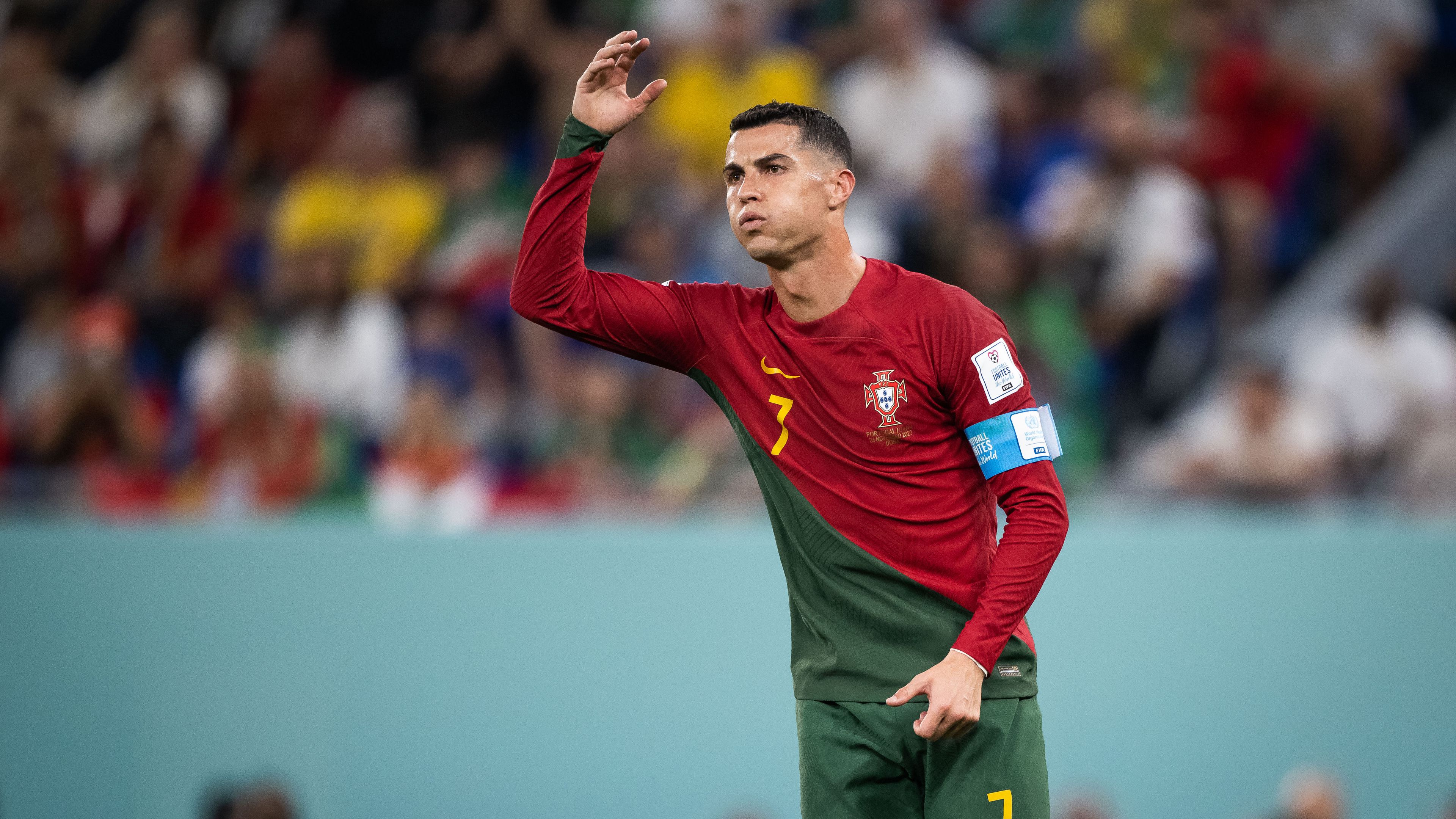 VIDEÓ: Ronaldo meccs közben kivett valamit a gatyájából és megette