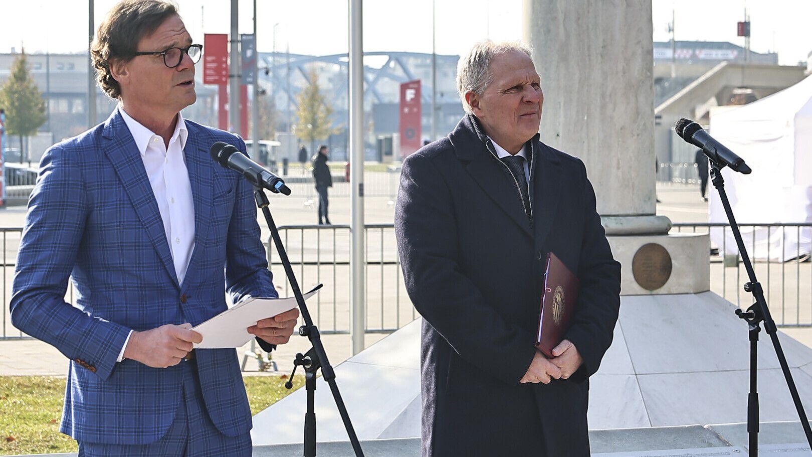 Bánki Erik (balra), az MLSZ elnökségi tagja és Sipos Jenő, az MLSZ szóvivője mondott beszédet