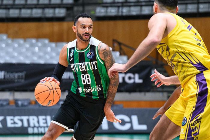 Hanga Ádám a Badalona mezében (Fotó: penya.com)