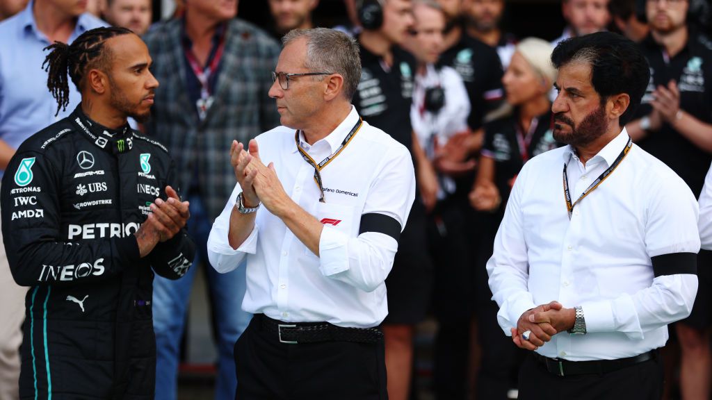 Lewis Hamilton, Stefano Domenicali, a Mercedes, valamint Mohammed Ben Szulajem, a FIA főnöke a II. Erzsébet halálakor rendezett megemlékezésen (Fotó: Getty Images)