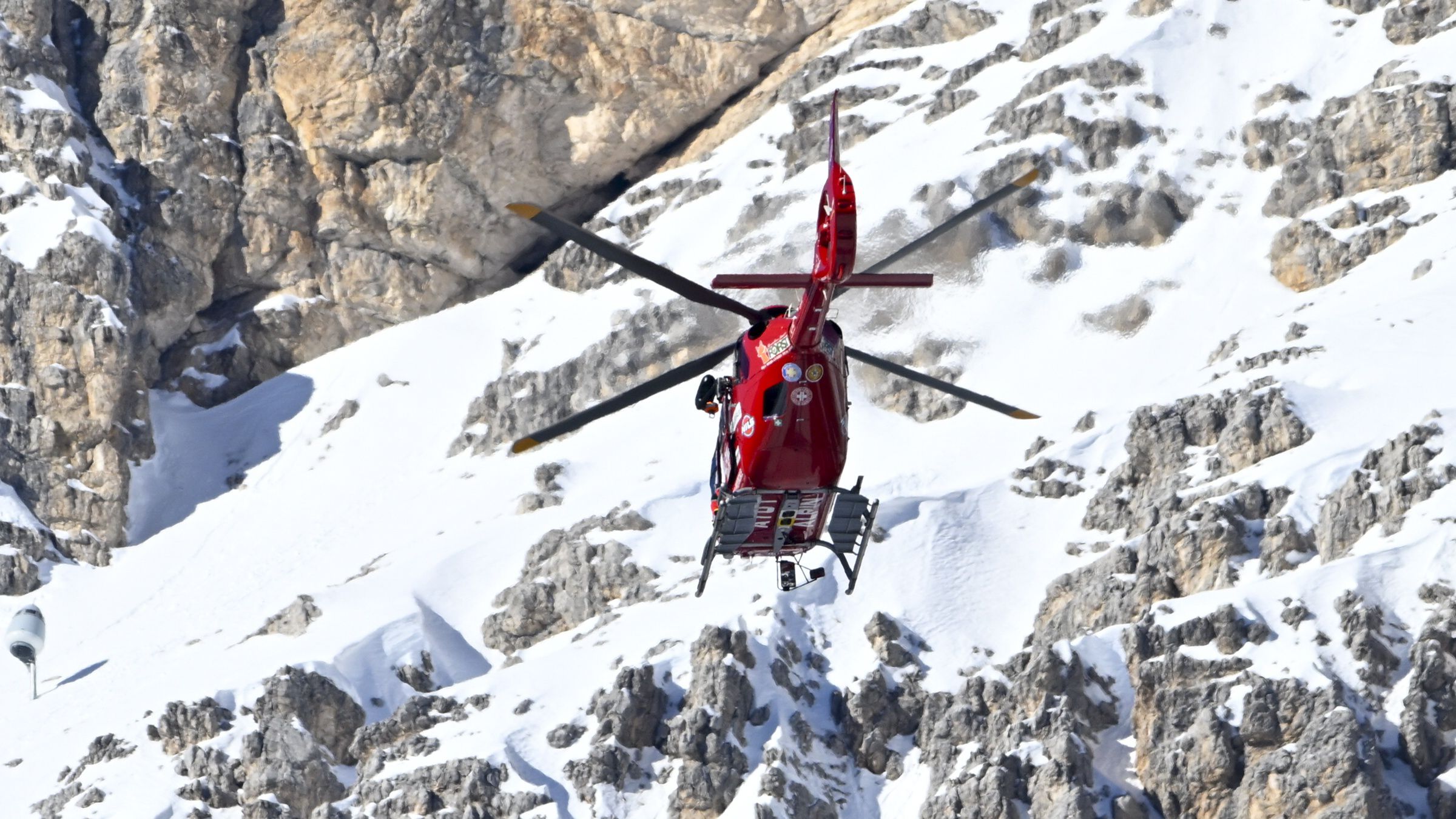 FRISSÍTVE: Shiffrin bukott, őt is mentőhelikopter vitte el a pályáról – videó a bukásról