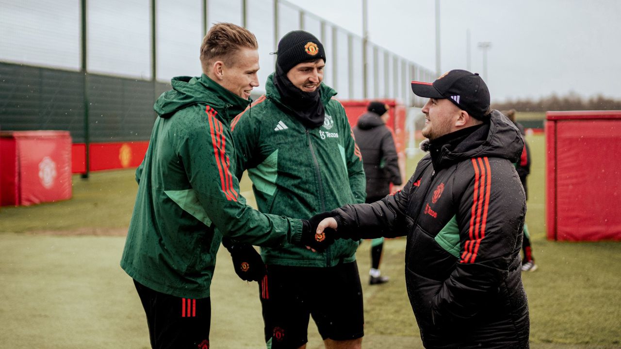 Luke Littler a Manchester United játékosával dartsozott, ez lett a vége