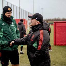 Luke Littler a Manchester United játékosával dartsozott, ez lett a vége! – videóval