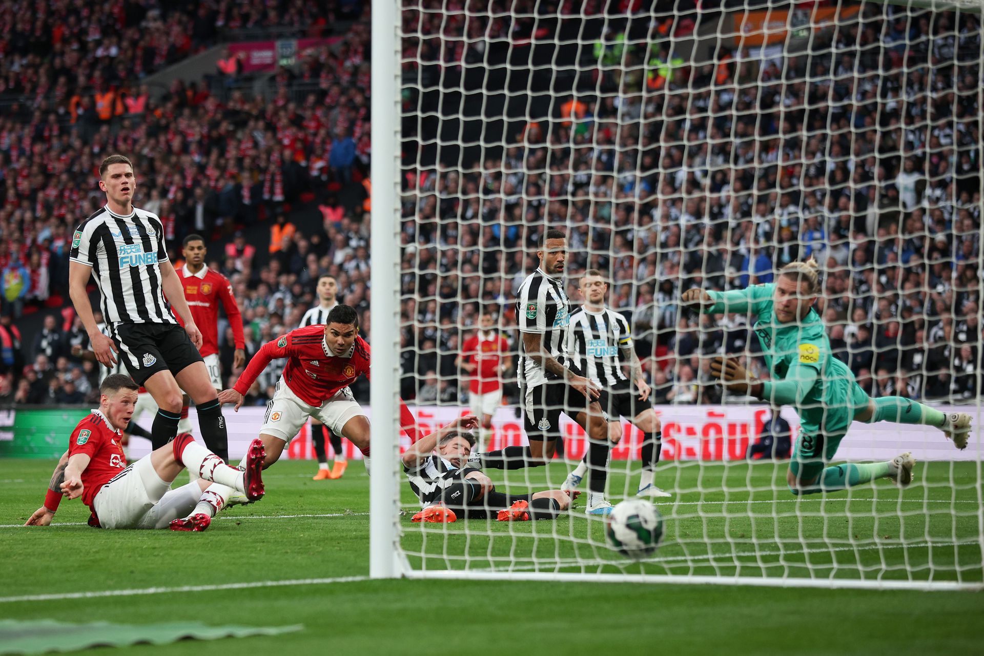 Casemirő fejesénél Karius is tehetetlen volt, a brazil középpályás góljával került előnybe a Manchester United a Newcastle elleni Ligakupa-döntőben. Fotó: Getty Images
