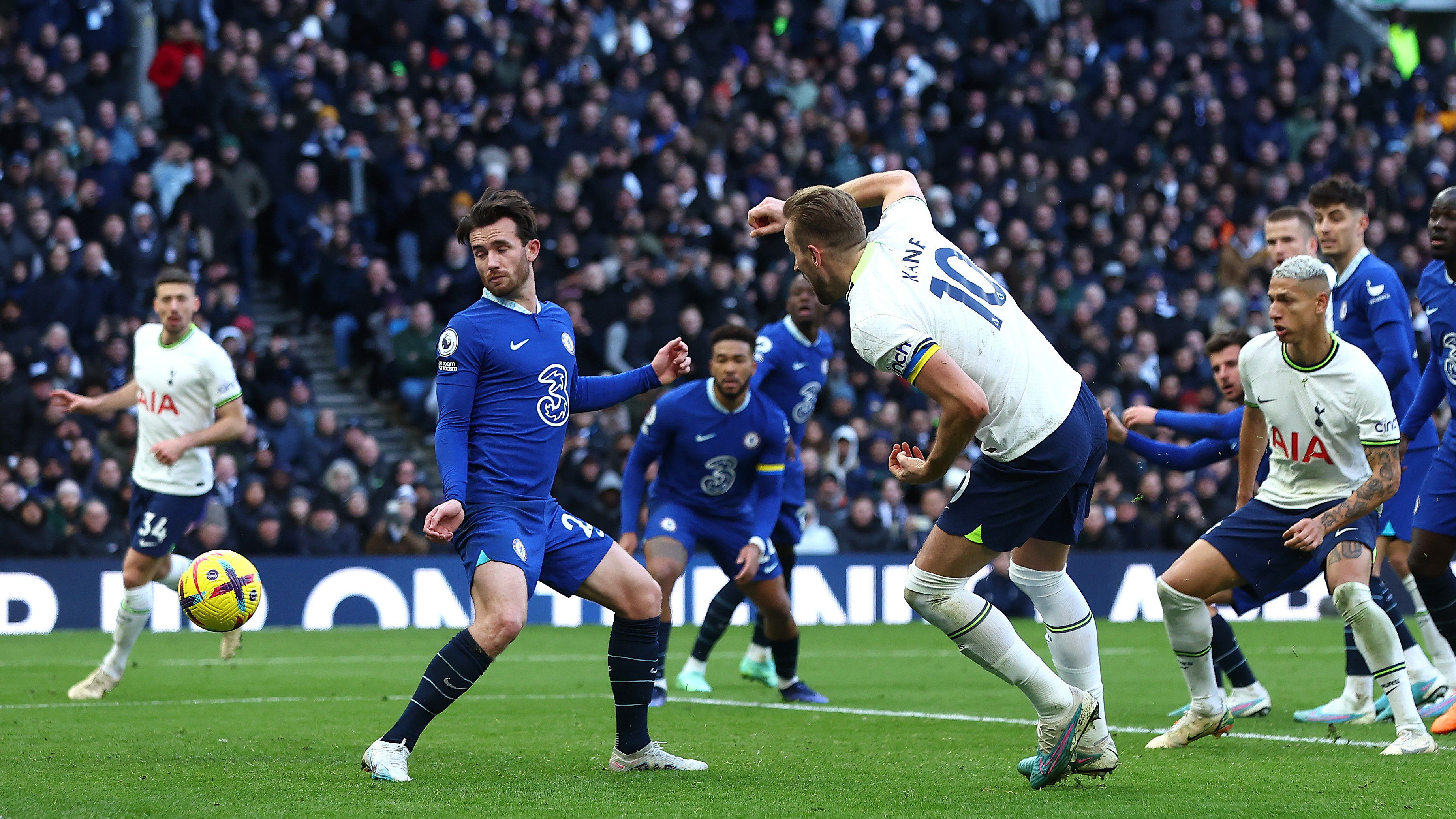 A pillanat, amely végleg eldöntötte a londoni derbit: Harry Kane lábát már elhagyta a labda, születőben a Tottenham második gólja  a Chelsea ellen.