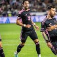 Lionel Messi köszönti a gólpasszt adó Jordi Albát