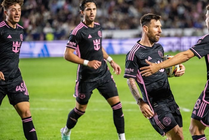 Lionel Messi köszönti a gólpasszt adó Jordi Albát
