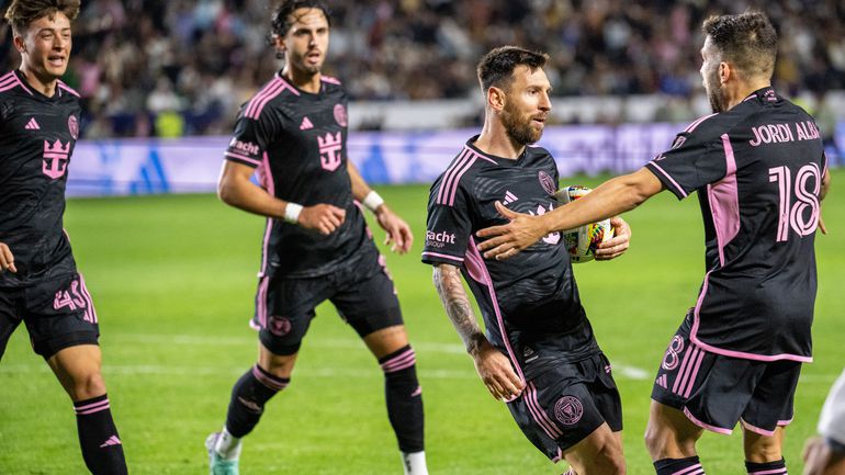 Lionel Messi köszönti a gólpasszt adó Jordi Albát