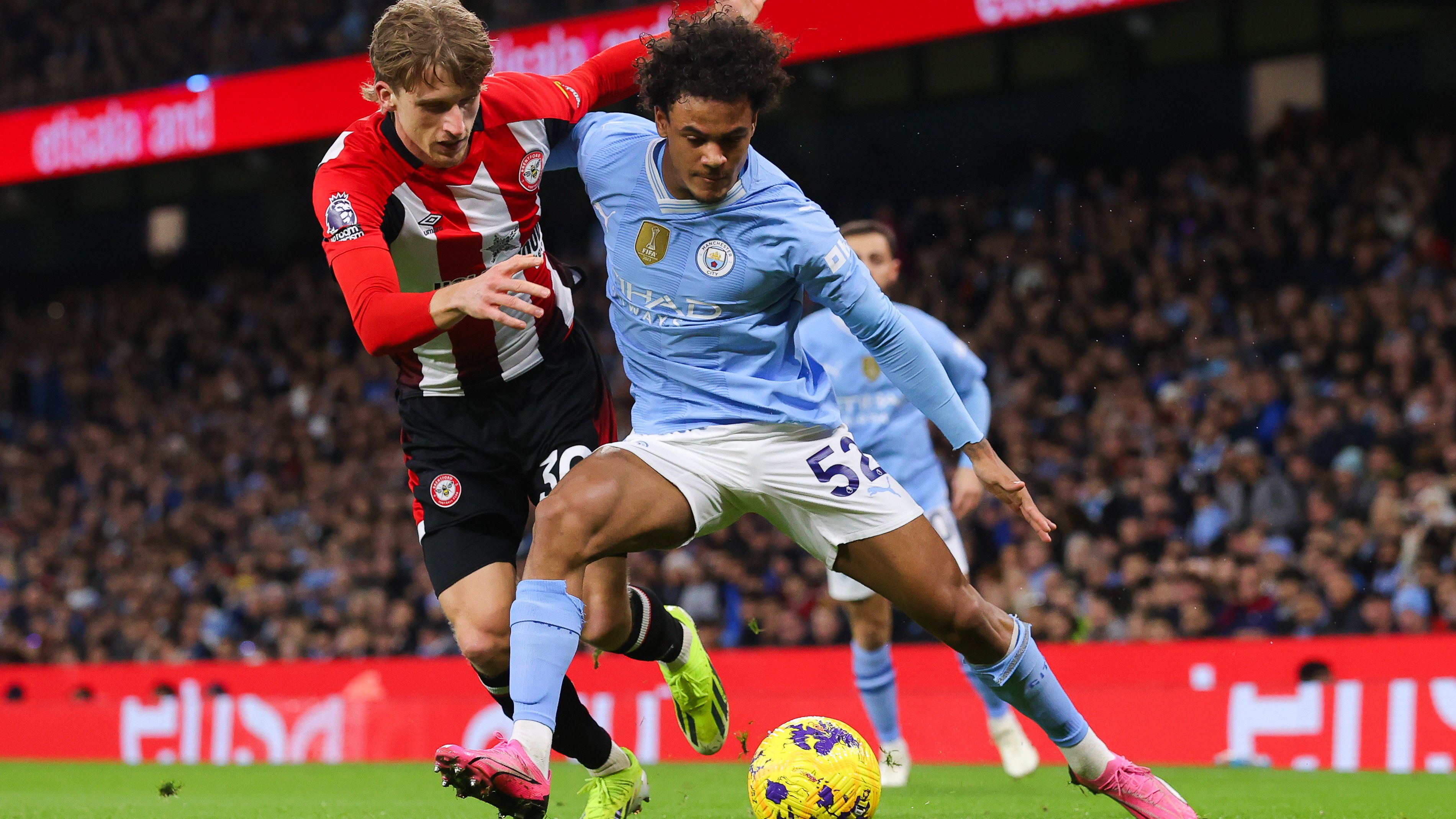 Oscar Bobb (kékben) hosszú távú szerződést írt alá a Manchester Citynél