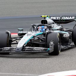 Videón a Red Bull újoncának megpörgése; Lewis Hamilton is pályára vitte a Ferrarit Bahreinben