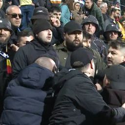 Magyarellenes rigmusok után verekedtek össze a román szurkolók – fotókkal