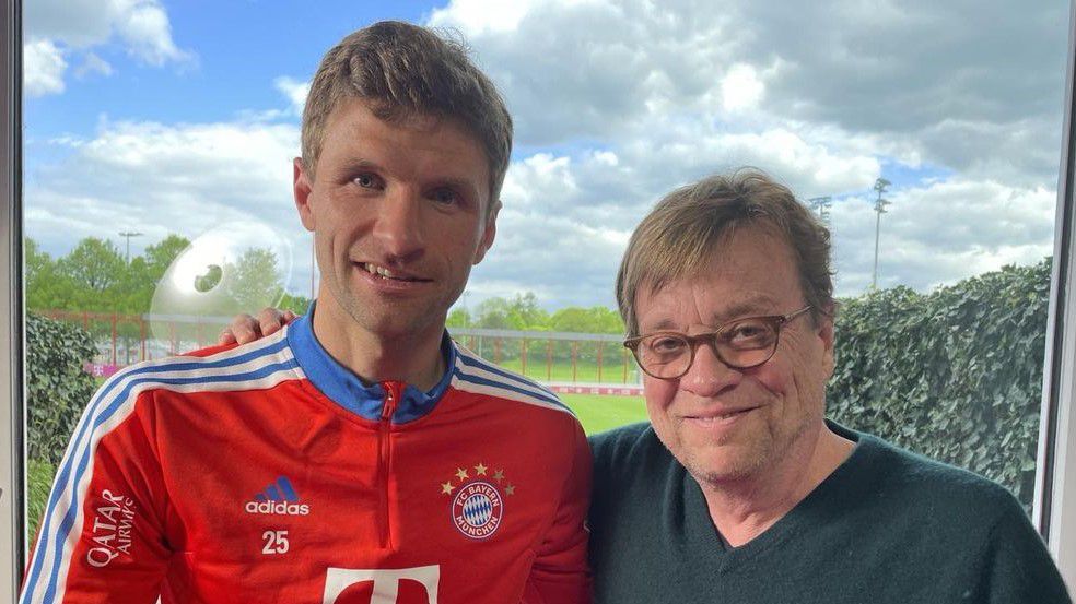 Béla Réthy egy másik legendával, Thomas Müllerrel, a Bayern veteránjával (Fotó: Instagram)