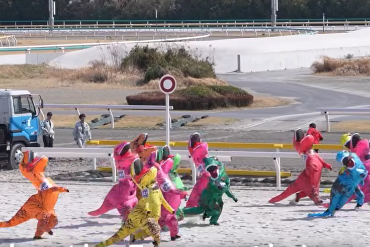 Látta már, hogy futnak versenyt a T-rexek Japánban? – VIDEÓ