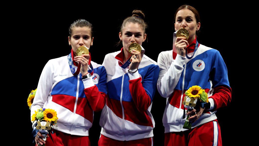 Ha nemzeti zászló nem is járt a tokiói olimpián mindkét aranyat hazahozó triónak, de Olga Nyikityina, Szofija Pozdnyakova és Szofija Velikaja legalább orosz nemzeti színű melegítóben ünnepelhetett (Fotó: Getty Images)