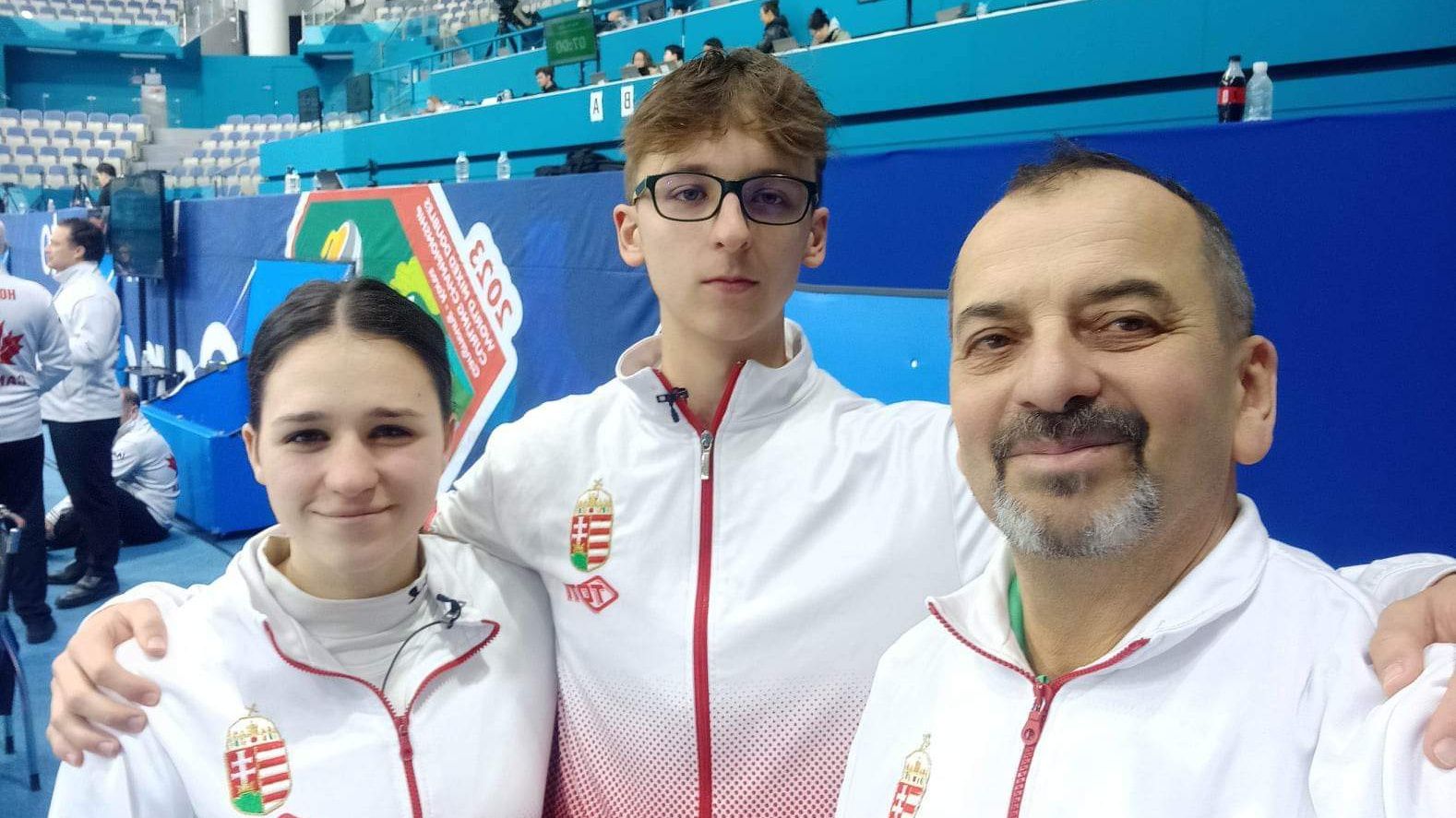 Joó Linda (balra) és Tatár Lőrinc (középen) párosa már biztosan elbúcsúzik az élvonaltól (Fotó: Magyar Curling Szövetség/Facebook)