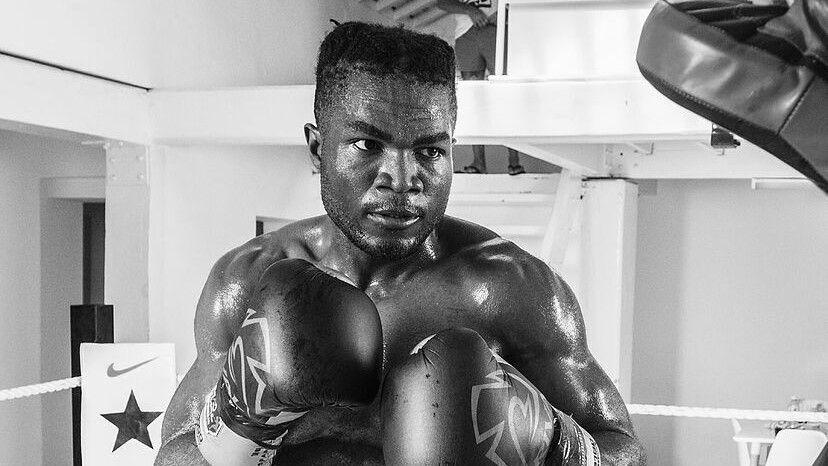 Belehalt a kiütésébe a 27 éves bokszoló