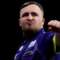 Luke Littler tarolt Liverpoolban: megnyerte a tornát, és még a szurkolóknak is odapirított