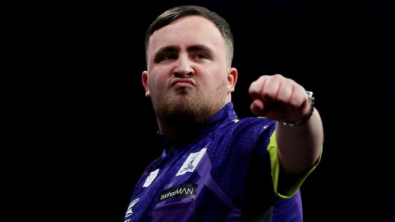 Luke Littler tarolt Liverpoolban: megnyerte a tornát, és még a szurkolóknak is odapirított