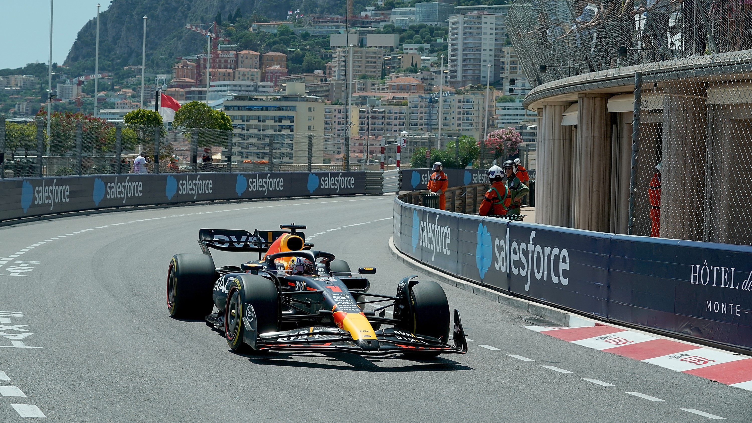 Verstappen nyerte a második szabadedzést Monacóban, Sainz a falban végezte