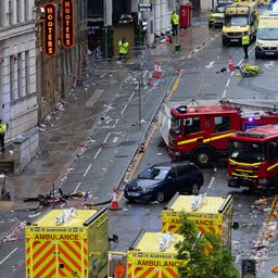 Óriási riadalom a Liverpool ünneplésén, autó hajtott a tömegbe!
