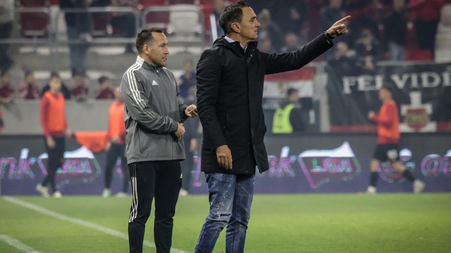 Nebojsa Vignjevics (jobbra) nem értette, miért örül mindenki az Újpest bennmaradásának, a klubnak magasabb célokért kellene küzdenie. (Fotó: ujpestfc.hu)