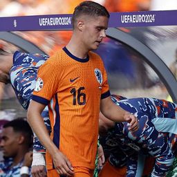 Össztűz zúdult a holland labdarúgóra az osztrákok elleni vereség után