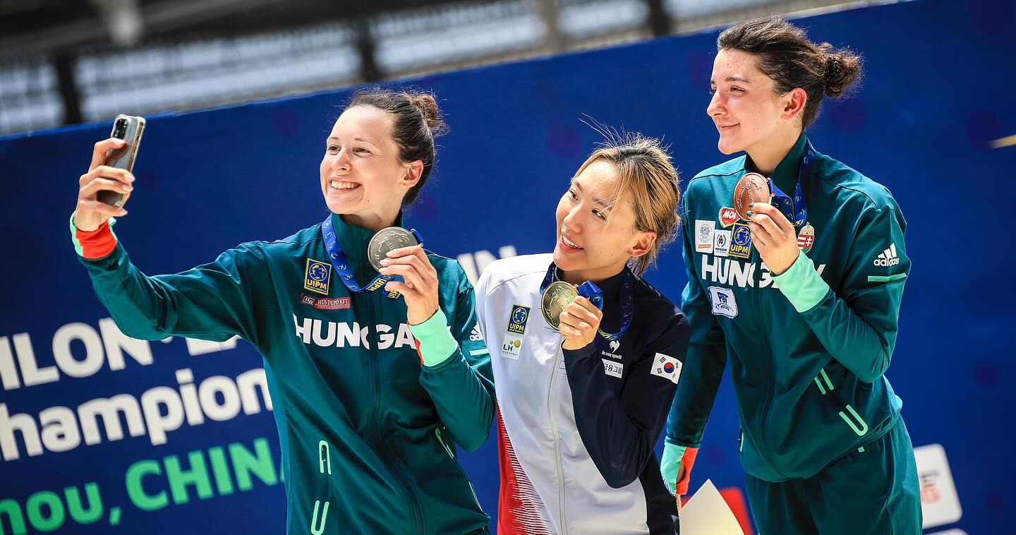 Rita (jobbra, balra az ezüstérmes Guzi Blanka) a világbajnoki dobogón nemcsak a vb-érmének örült, hanem az olimpiai részvétel kivívásának is. Utóbbi miatt korai volt az öröm... (Fotók: Instagram)
