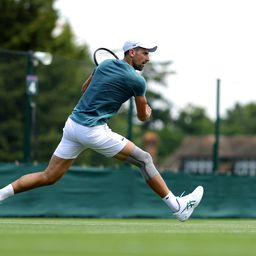Djokovics hihetetlen: három héttel térdműtétje után győzelemre készül Wimbledonban