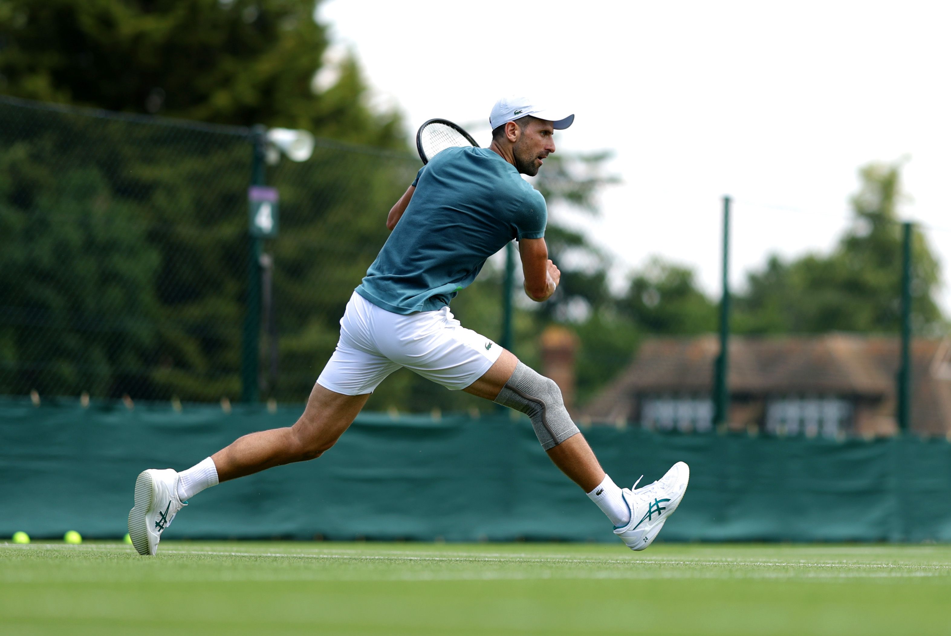 Djokovics hihetetlen: három héttel térdműtétje után győzelemre készül Wimbledonban