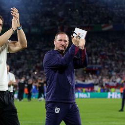 Videón, ahogy a szurkolók megdobálták az őket megtapsoló Southgate-et