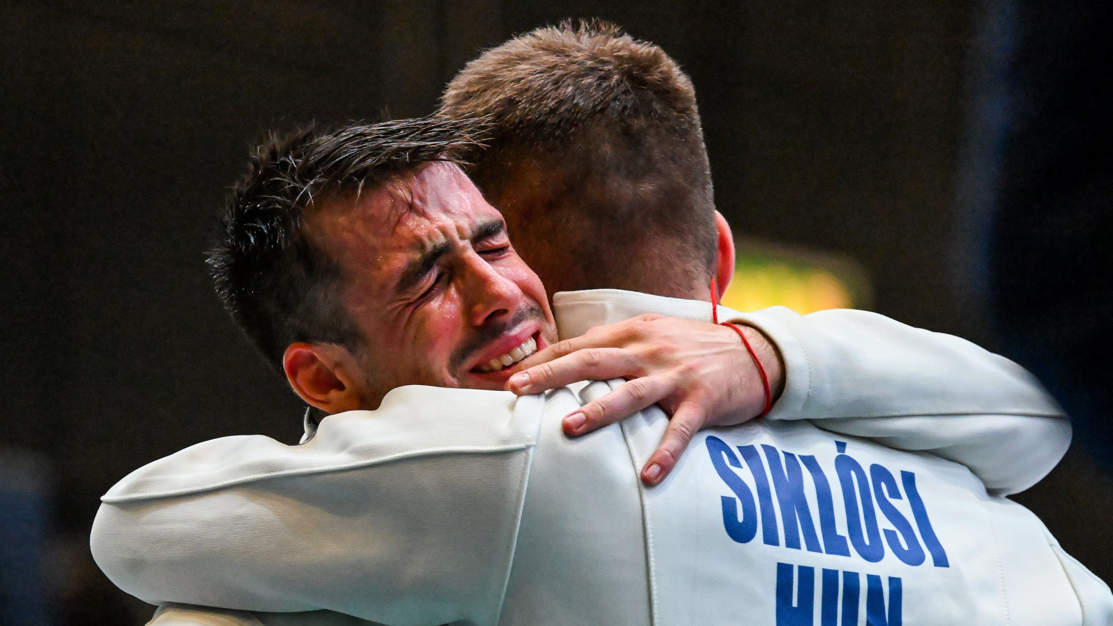 Megható jelenetek: Koch Máté (balra) örömében sírva fakadt, Siklós Gergely a páston vigasztalta (Fotó: MTI)