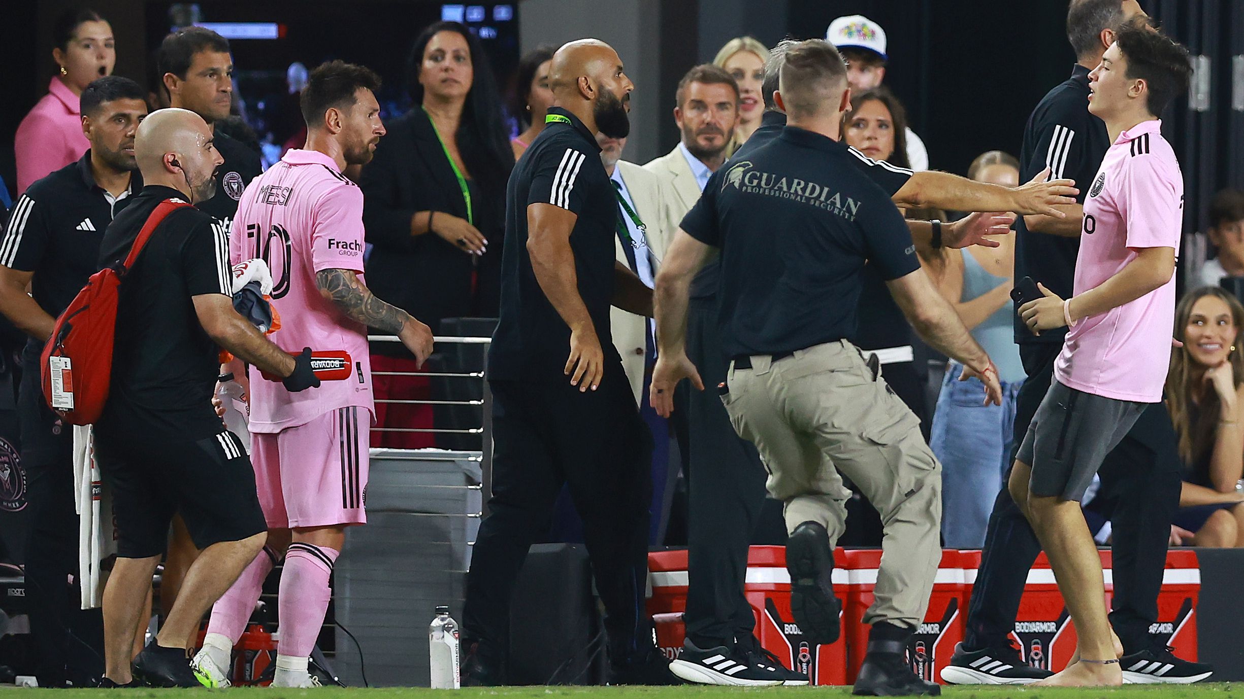 Messi (balra), a biztonságiak és a szurkoló – nem volt közvetlen kapcsolat