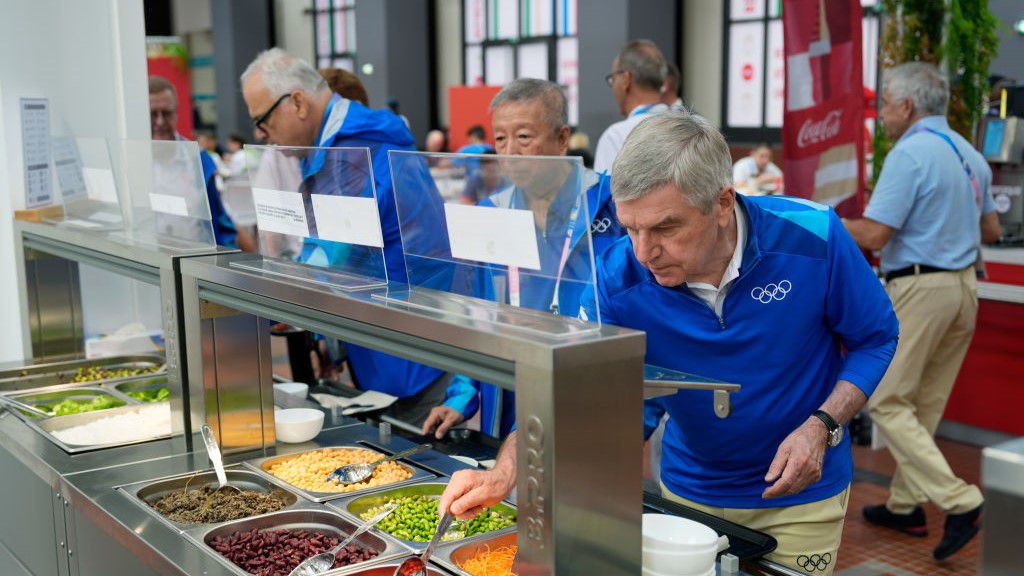 A brit olimpikonoknak nyers húst kellett enniük az olimpiai faluban