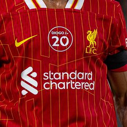 „Örökké 20” – különleges embléma a Liverpool mezein