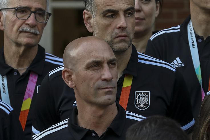 A Spanyol Labdarúgó Szövetség szerint hazudik az elnök által megcsókolt játékos
