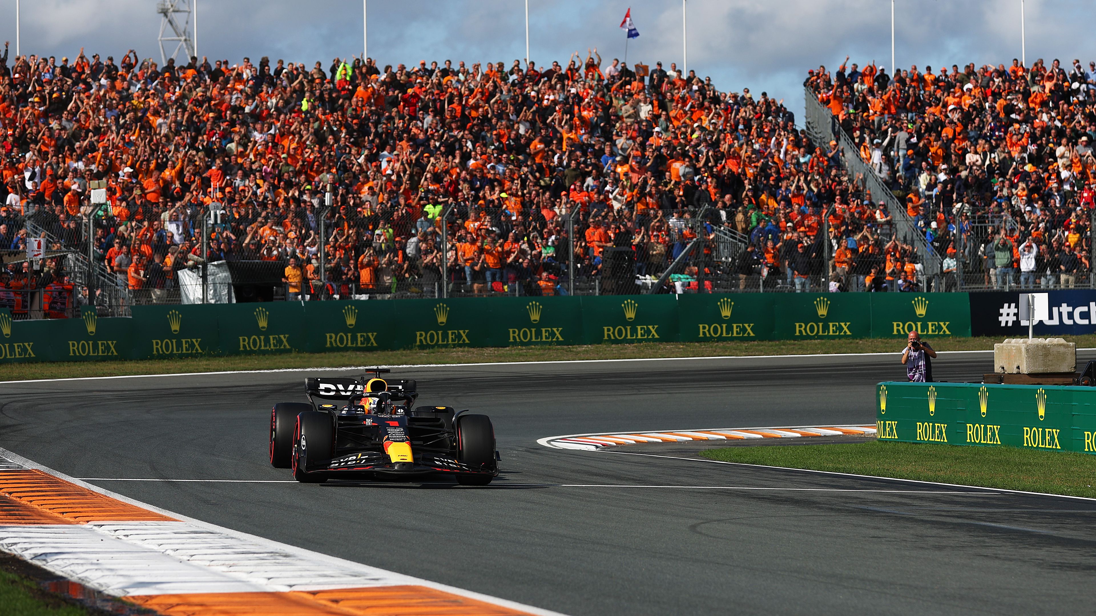 Verstappen indul az élről a hazai versenyén, Hamilton már a Q2-ben kiesett